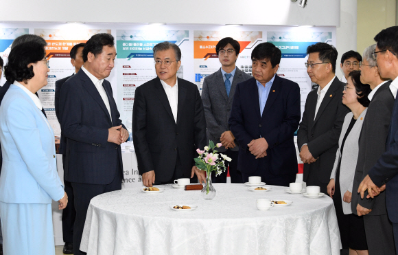 문재인 대통령이 10일 오전 서울 성북구 한국과학기술연구원(KIST)에서 열린 현장 국무회의 전 최기영 과기부 장관, 이정옥 여가부 장관, 조성욱 공정위원장, 한상혁 방통위원장 등과 대화하고 있다. 2019. 09.10. 도준석 기자pado@seoul.co.kr