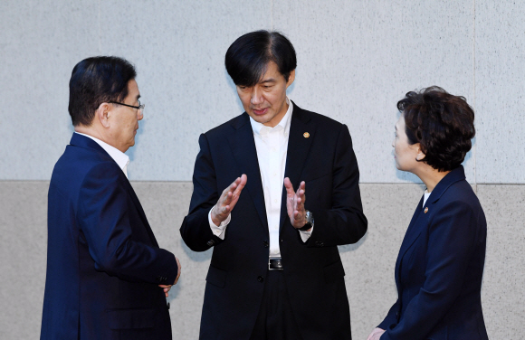 조국 신임 법무부 장관이 10일 오전 성북구 한국과학기술연구원(KIST)에서 현장 국무회의에 앞서 정의용 국가안보실장, 김현미 국토교통부 장관과 대화를 나누고 있다. 2019. 09.10. 도준석 기자pado@seoul.co.kr