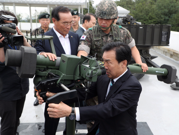 바른미래당 손학규 대표 등 지도부가 추석을 앞두고 서울 강서구 제1방공여단 방공진지를 방문해 장병들을 격려했다. 손 대표가 신궁을 체험을 하고 있다. 2019. 09.10. 김명국 선임기자 daunso@seoul.co.kr