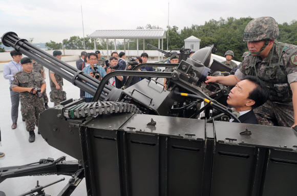 바른미래당 손학규 대표 등 지도부가 추석을 앞두고 서울 강서구 제1방공여단 방공진지를 방문해 장병들을 격려했다. 손 대표가 대공 발칸포에 오르는 체험을 하고 있다. 2019. 09.10. 김명국 선임기자 daunso@seoul.co.kr