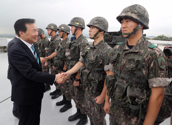바른미래당 손학규 대표 등 지도부가 추석을 앞두고 서울 강서구 제1방공여단 방공진지를 방문해 장병들을 격려하고 있다. 2019. 09.10. 김명국 선임기자 daunso@seoul.co.kr