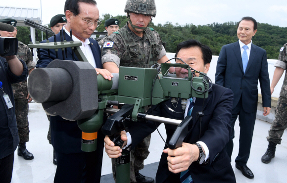손학규 바른미래당 대표가 10일 서울 강서구 수방사 1방공여단 방공진지를 찾아 휴대용 대공미사일 신궁을 살펴보고 있다. 2019. 09.10. 김명국 선임기자 daunso@seoul.co.kr