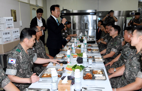 손학규 바른미래당 대표가 10일 경기 김포시 505방공대대를 찾아 인사말을 하고 있다. 2019. 09.10. 김명국 선임기자 daunso@seoul.co.kr