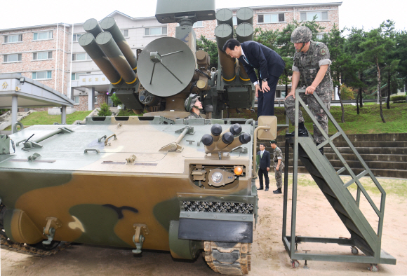 바른미래당 손학규대표는 10일 서울강서구에 있는 수방사 1방공여단을 방문하여 천마(단거리 지대공 유도무기) 를 운용하고 있는 병사와 대화하고 있다. 2019. 09.10. 김명국 선임기자 daunso@seoul.co.kr