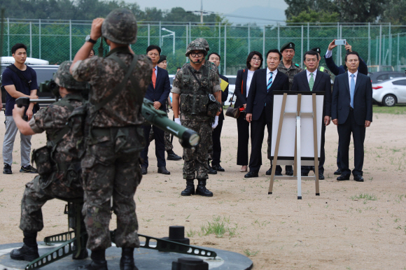 바른미래당 손학규 대표와 지도부가 10일 505 방공대대 본부를 방문해 장병들의 무기 시연을 지켜보고 있다. 2019. 09.10. 김명국 선임기자 daunso@seoul.co.kr