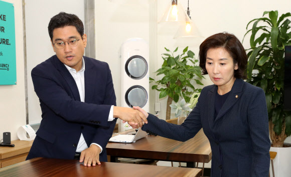 악수하는 나경원과 오신환