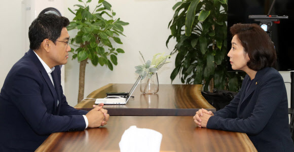 이야기 나누는 나경원과 오신환