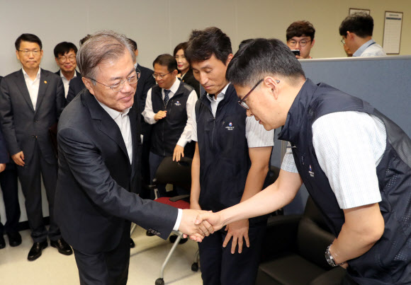 문재인 대통령이 10일 오전 중구 소재부품 수급대응 지원센터에서 기업관계자를 격려하고 있다. 2019.9.10 연합뉴스