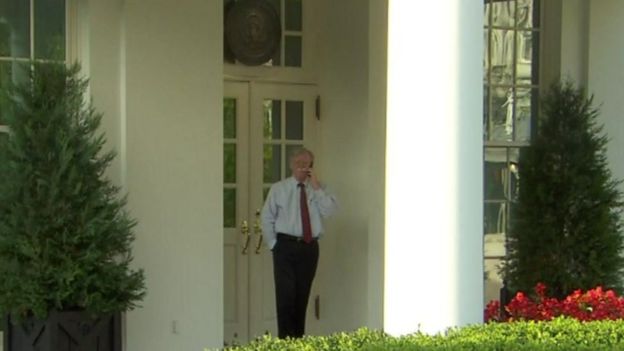 자신을 경질했다는 도널드 트럼프 미국 대통령의 트윗이 나오기 직전, 존 볼턴 백악관 안보보좌관이 웨스트윙 밖에서 누군가와 전화 통화를 하는 모습이 목격됐다. BBC 홈페이지 캡처 