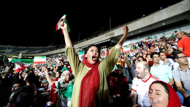 이란 여성 축구 팬들은 지난해 러시아월드컵 때 잠깐 자유를 만끽했다. 포르투갈과 이란의 조별리그 B조 경기를 테헤란의 아자디 스타디움에서 전광판 중계로 응원하던 한 여성이 환호하고 있다. AFP 자료사진 