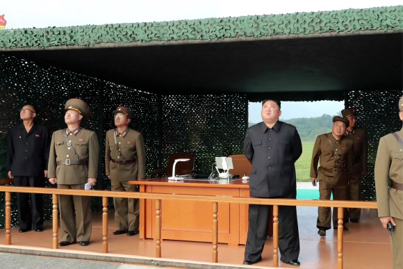 북한이 지난 10일 김정은 국무위원장 지도 하에 초대형 방사포 시험사격을 다시 했다고 북한 매체들이 11일 보도했다. 조선중앙TV가 공개한 김 위원장과 간부들의 현지 지도 모습. 2019.9.11  연합뉴스