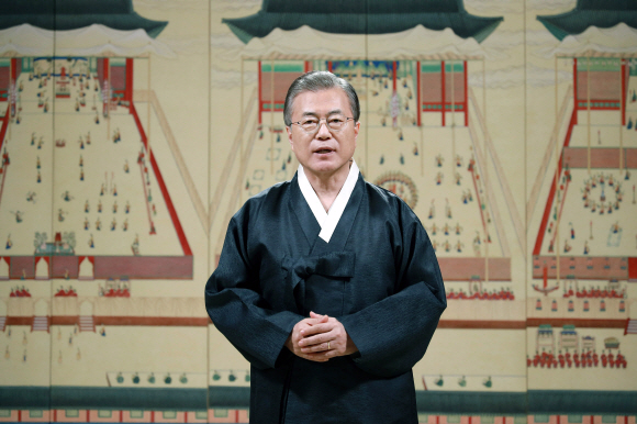 문재인 대통령이 지난 10일 청와대 본관에서 추석 명절을 앞두고 국민에게 명절 인사를 전하고 있다. 2019. 09.11.  도준석 기자pado@seoul.co.kr