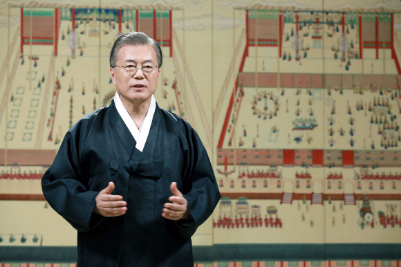 문재인 대통령이 지난 10일 청와대 본관에서 추석 명절을 앞두고 국민에게 명절 인사를 전하고 있다. 2019. 09.11.  도준석 기자pado@seoul.co.kr