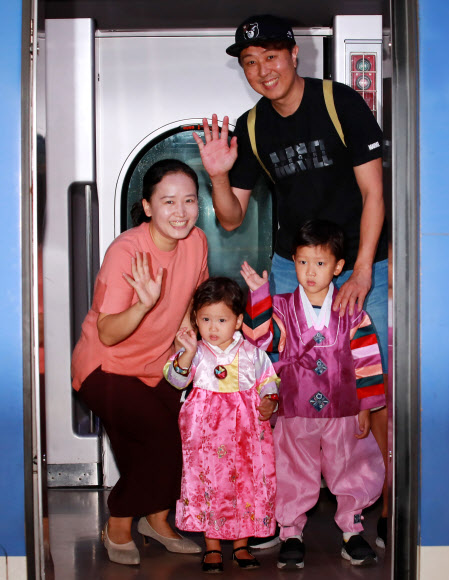 추석 연휴 시작을 하루 앞둔 11일 오전 서울역 열차 승강장에서 여수엑스포행 KTX 열차에 오른 한 가족이 고향으로 향하는 열차에 탑승해 손을 흔들어 인사하고 있다. 2019.9.11  연합뉴스