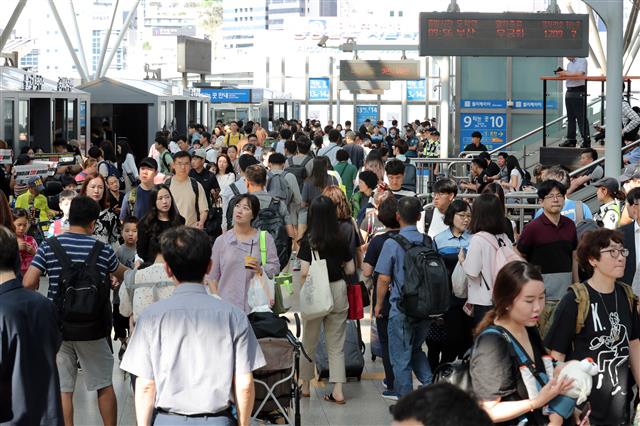 민족 대명절 추석을 앞둔 11일 오전 서울 용산구 서울역에서 귀성객들이 고향으로 향하고 있다. 2019.9.11 뉴스1