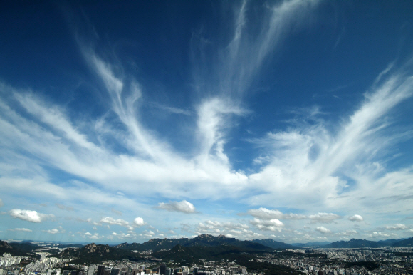 가을장마가 물러간 11일 오전 서울 남산에서 바라본 하늘이 파랗게 보이고 있다. 2019.9.11.  도준석 기자 pado@seoul.co.kr