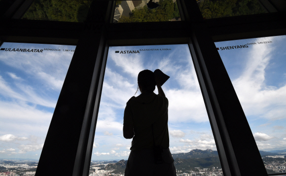 가을장마가 물러간 11일 오전 서울 남산에서 바라본 하늘이 파랗게 보이고 있다. 2019.9.11.  도준석 기자 pado@seoul.co.kr