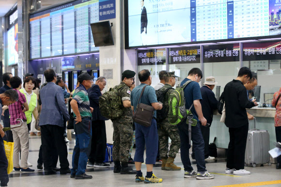 추석 연휴를 하루 앞둔 11일 오전 광주 서구 광천동 유스퀘어 종합버스터미널에서 승객들이 탑승권을 구입하기 위해 줄을 서 있다. 2019.9.11  연합뉴스