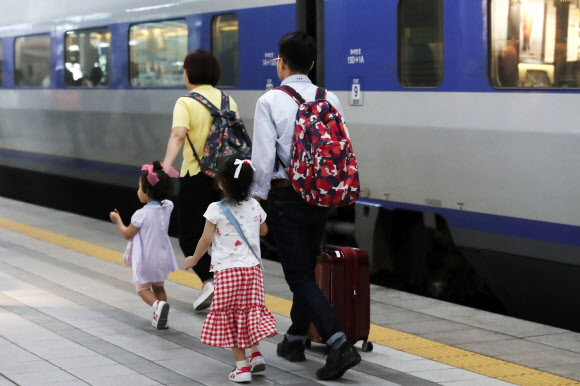 추석 명절 연휴를 하루 앞둔 11일 오전 서울 용산역 플랫폼에서 한 가족이 열차에 탑승하기 위해 이동하고 있다. 2019.9.11  연합뉴스