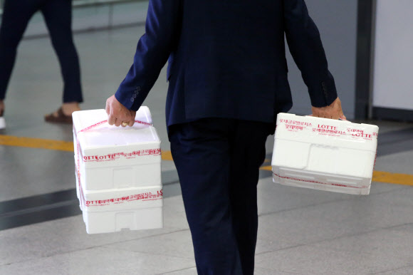 추석 연휴를 하루 앞둔 11일 오전 광주 서구 광천동 유스퀘어 종합버스터미널에서 귀성객이 발걸음을 옮기고 있다. 2019.9.11  연합뉴스