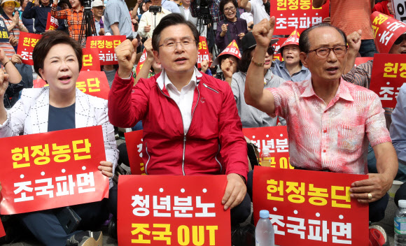 11일 경기도 수원시 수원역 앞에서 열린 자유한국당 ‘살리자! 대한민국 문재인 정권 순회 규탄대회’에서 황교안 대표 등 참석자들이 규탄 구호를 외치고 있다. 2019.9.11  연합뉴스