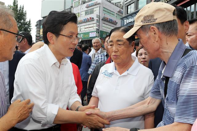 황교안 자유한국당 대표가 11일 오후 경기도 수원역 앞에서 열린 ‘살리자 대한민국! 문재인 정권 순회 규탄대회’를 마치고 지지자들과 인사를 나누고 있다. 2019.9.11 뉴스1