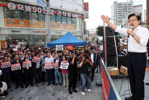 11일 인천시 부평구 ‘부평 문화의 거리’ 앞에서 열린 자유한국당 ‘살리자! 대한민국 문재인 정권 순회 규탄대회’에서 황교안 대표가 발언하고 있다. 2019.9.11  연합뉴스