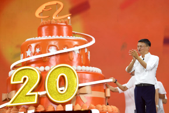 중국 최대 전자상거래기업 알리바바 그룹 창업자 마윈이 10일 중국 항저우에서 열린 창립 20주년 행사에 참석해 박수를 치고 있다. 이날 55번째 생일을 맞은 마윈은 공식 퇴임식을 갖고 회장직에서 물러났다. 항저우 신화 연합뉴스