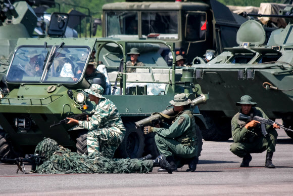 베네수엘라 군인들이 10일(현지시간) 콜롬비아와의 접경 지역인 타치라주 라프리아 공항에서 군사 훈련을 하고 있다. 라프리아 EPA 연합뉴스