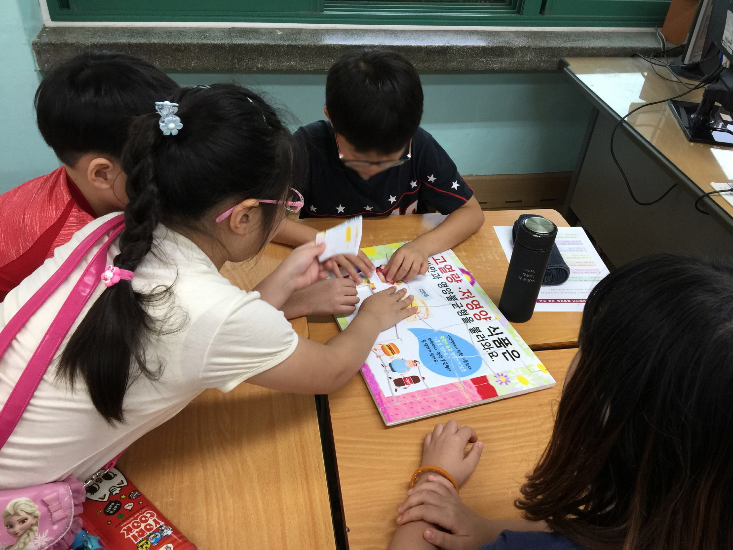 서울 구로구 고척동 세곡초등학교 학생들이 ‘어린이 식생활 안전 특별교육’의 일환으로 건강한 먹거리에 대해 공부하고 있다.  구로구 제공 