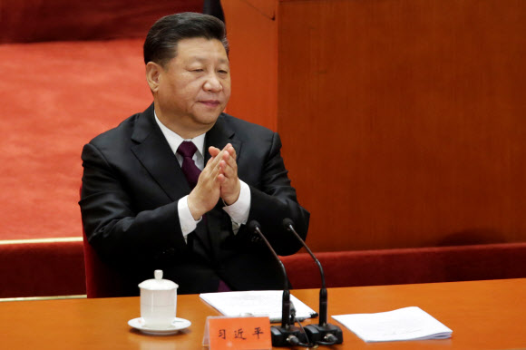 시진핑 중국 국가주석이 지난해 12월 베이징 인민대회당에서 열린 개혁개방 40주년 행사에서 심각한 표정으로 박수를 치고 있다. 서울신문 DB