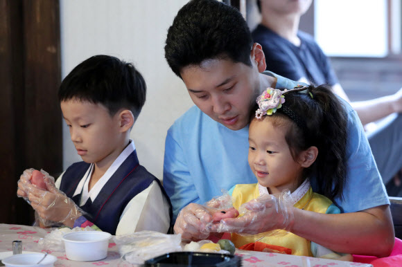 ‘맛있게 송편을 빚어봐요’