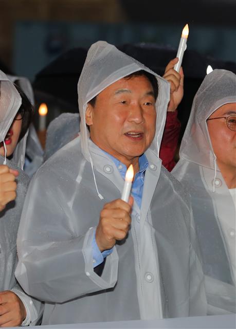 ‘조국 장관 임명 철회하라’ 촛불 들고 구호 외치는 손학규