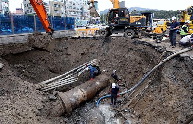 14일 오전 경기 안양시 동안구 인덕원역 사거리 광역 상수관 파열 현장에서 관계자들이 긴급 복구 작업을 벌이고 있다.  전날 밤 발생한 이 사고로 이지역 일대 지반이 일부 내려앉아 차량 10여대가 침수되고 현재 인덕원역 앞 편도 7차로 도로 300여m 구간 일부가 통제되고 있다. 2019.9.14 뉴스1