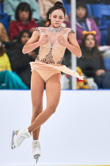 임은수가 13일(현지시간) 캐나다 온타리오 오크빌에서 열린 ‘2019 어텀 클래식 인터내셔널(Skate Canada Autumn Classic International)’ 여자 싱글 프리스케이팅에서 멋진 연기를 선보이고 있다. AFP 연합뉴스