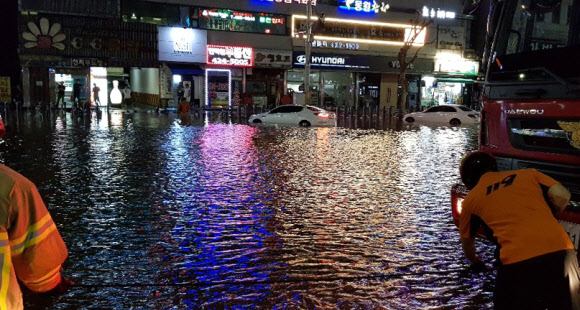 지난 13일 오후 9시 50분께 경기 안양시 동안구 관양동 인덕원역 사거리에서 공업용수배관이 파열돼 도로가 물에 잠겼다. 이 사고로 인명피해는 없었지만 차량 10여대가 침수됐다. 2019.9.14.  경기도소방재난본부 제공