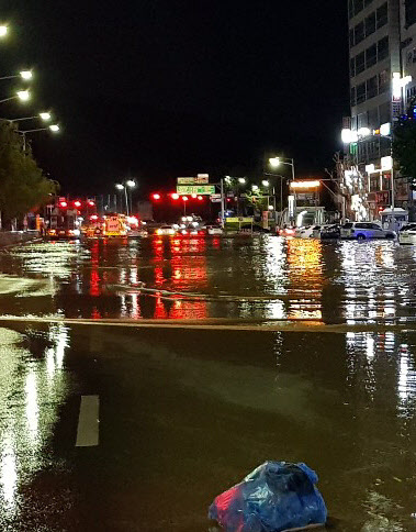 지난 13일 오후 9시 50분께 경기 안양시 동안구 관양동 인덕원역 사거리에서 공업용수배관이 파열돼 도로가 물에 잠겼다. 이 사고로 인명피해는 없었지만 차량 10여대가 침수됐다. 2019.9.14.  경기도소방재난본부 제공