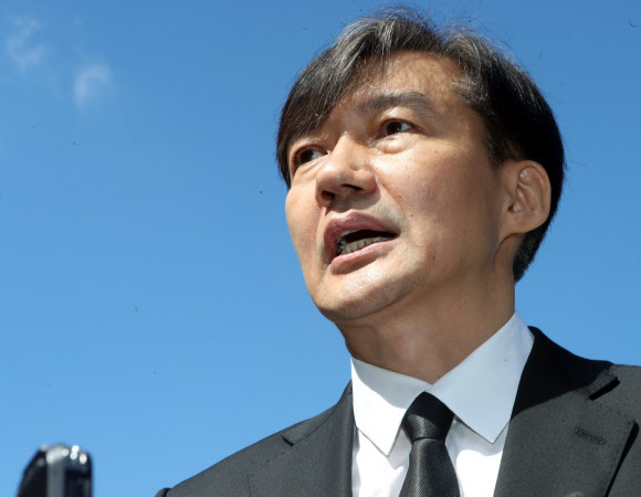 조국 법무부 장관이 14일 오전 부산 기장군 부산추모공원에 안장된 고 김홍영 전 검사 묘소에 참배한 뒤 소감을 말하고 있다. 김 전 검사는 서울남부지검 형사부에 근무하던 2016년 5월 업무 스트레스와 직무 압박감을 토로하는 내용의 유서를 남기고 서른셋의 나이에 목숨을 끊었다. 2019.9.14  연합뉴스