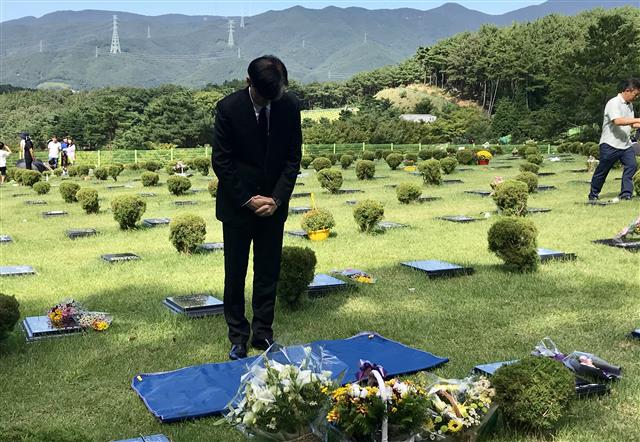 14일 조국 법무부장관이 부산추모공원에 안치된 故 김홍영 전 검사 묘소를 찾아 추모하고 있다.2019.09.14 뉴스1