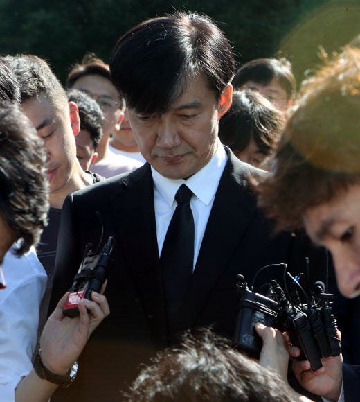 조국 법무부 장관이 14일 오전 부산 기장군 부산추모공원에 안장된 고 김홍영 전 검사 묘소에 참배한 뒤 돌아가고 있다. 김 전 검사는 서울남부지검 형사부에 근무하던 2016년 5월 업무 스트레스와 직무 압박감을 토로하는 내용의 유서를 남기고 서른셋의 나이에 목숨을 끊었다. 2019.9.14  연합뉴스