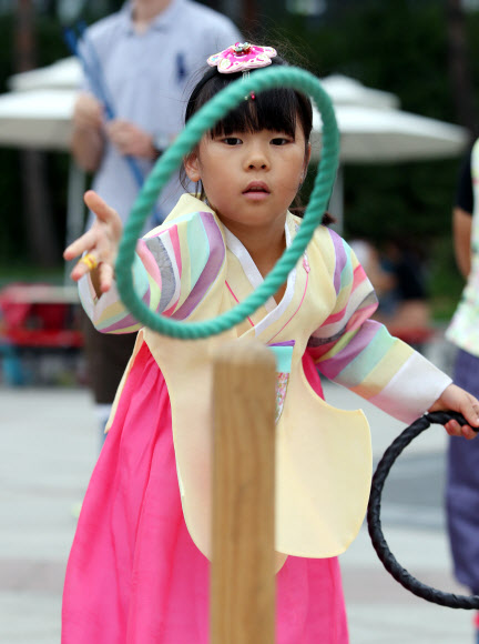 추석 연휴인 14일 오후 종로구 서울역사박물관 광장에서 열린 한가위 한마당에서 한 어린이가 고리 던지기를 하고 있다. 2019.9.14  연합뉴스