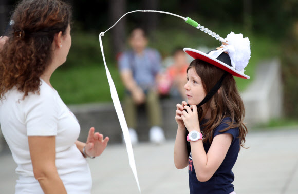 추석 연휴인 14일 오후 종로구 서울역사박물관 광장에서 열린 한가위 한마당에서 한 외국인 어린이가 상모돌리기를 하고 있다. 2019.9.14  연합뉴스