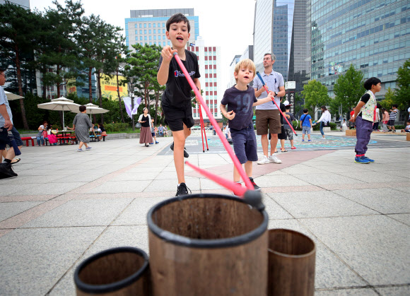 추석 연휴인 14일 오후 종로구 서울역사박물관 광장에서 열린 한가위 한마당에서 외국인 어린이들이 투호 던지기를 하고 있다. 2019.9.14  연합뉴스