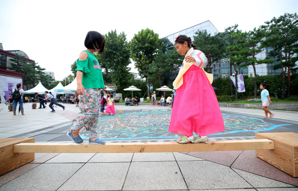 추석 연휴인 14일 오후 종로구 서울역사박물관 광장에서 열린 한가위 한마당에서 어린이들이 다양한 민속놀이를 즐기고 있다. 2019.9.14  연합뉴스