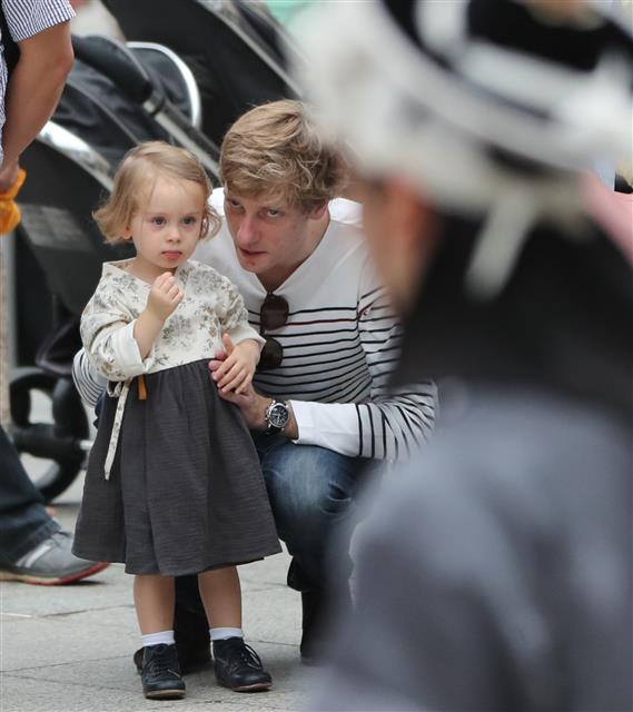 추석 연휴인 14일 서울 종로구 서울역사박물관에서 열린 한가위 한마당에서 한복을 입는 외국인 어린이가 풍물놀이를 보며 즐거워 하고 있다. 2019.9.14 뉴스1
