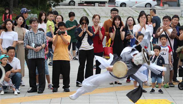 추석 연휴인 14일 서울 종로구 서울역사박물관에서 열린 한가위 한마당에서 시민들이 풍물놀이를 보며 즐거워 하고 있다. 2019.9.14 뉴스1
