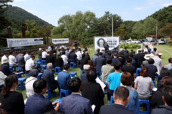 14일 오후 광주 동구 문빈정사 극락전 앞에서 11일 별세한 비전향 장기수인 서옥렬씨의 영결식이 엄수되고 있다. 2019.9.14  연합뉴스