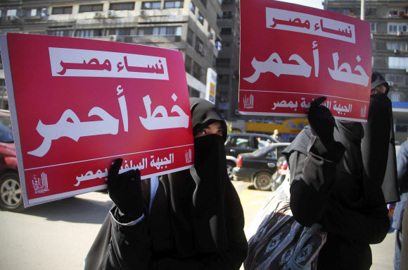 2011년 여성 시위대를 대상으로 한 치안군의 처녀성 검사에 항의하는 피켓 시위 모습.-AP