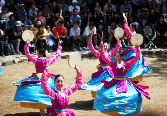전통 공연 관람하는 시민들