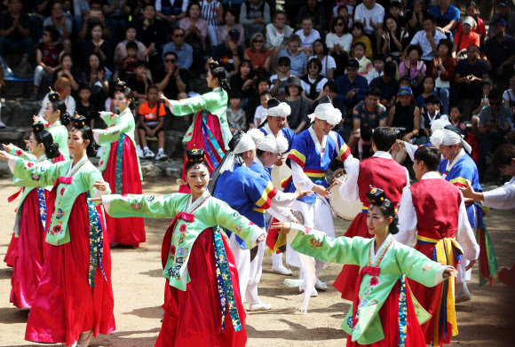 전통 공연과 함께하는 휴일